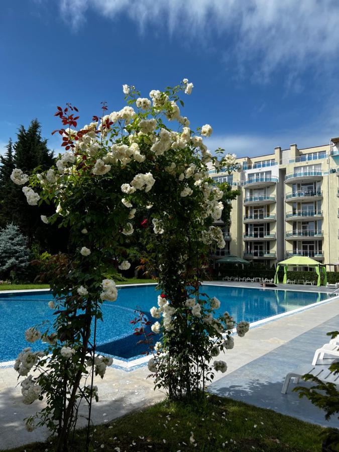 Modern Beachfront Apartment With Pool Ravda Exterior photo
